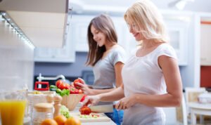 women-preparing-lunch1